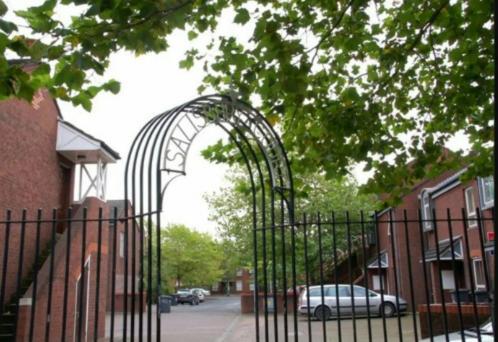 Excellent Location - City Centre - Parking - 4 Beds -2 Bedrooms Belfast Eksteriør billede