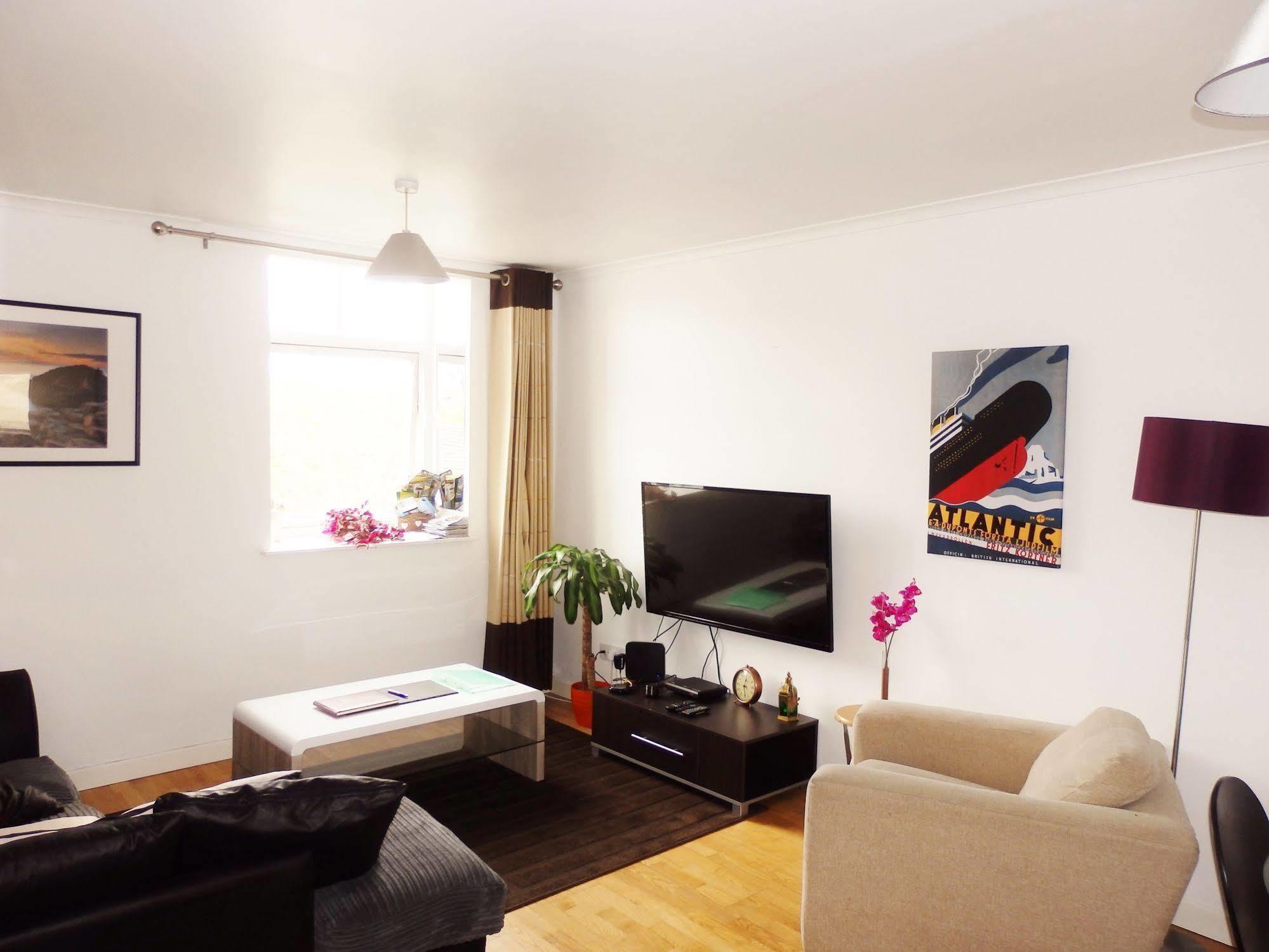 Excellent Location - City Centre - Parking - 4 Beds -2 Bedrooms Belfast Eksteriør billede