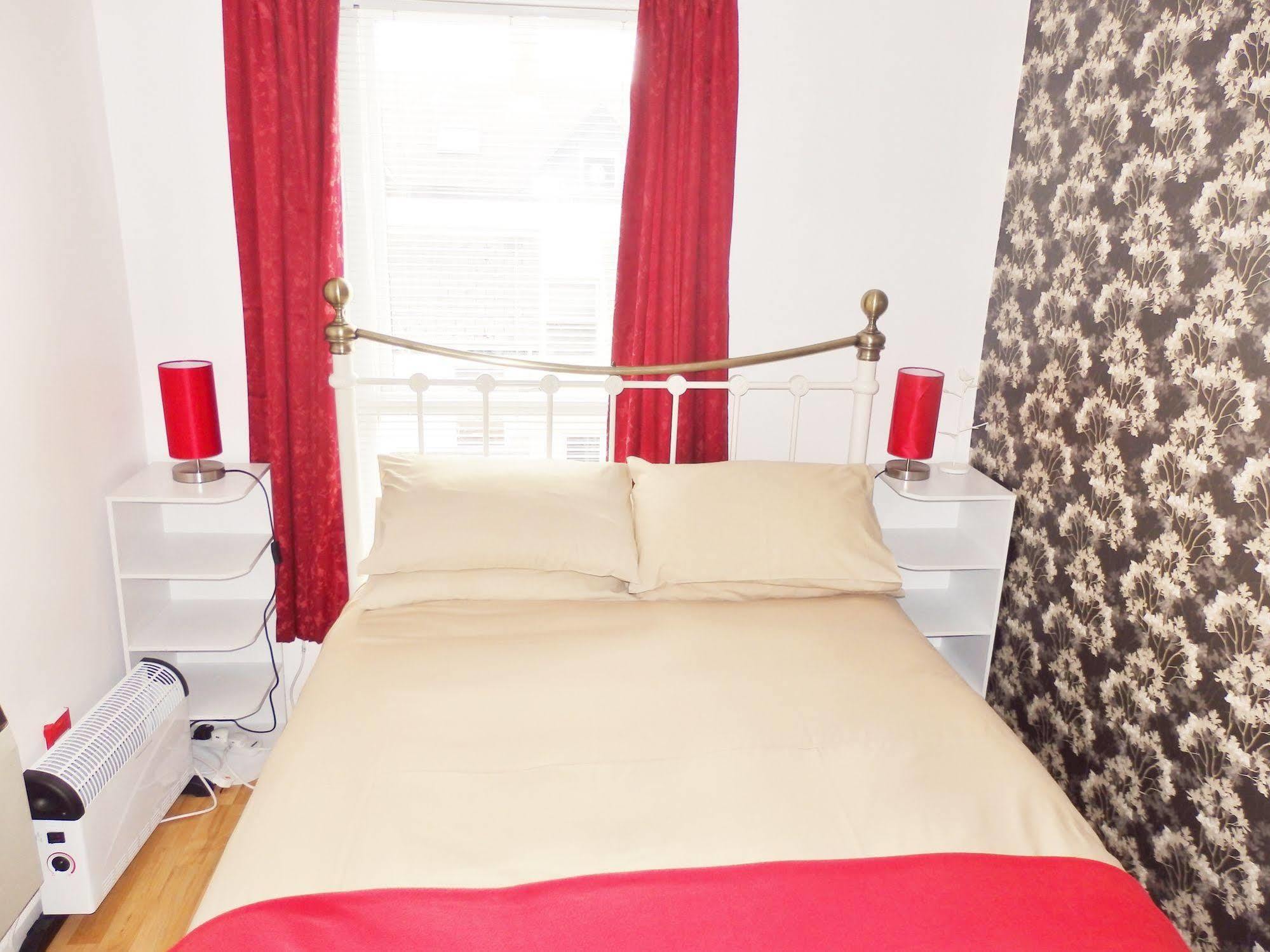 Excellent Location - City Centre - Parking - 4 Beds -2 Bedrooms Belfast Eksteriør billede