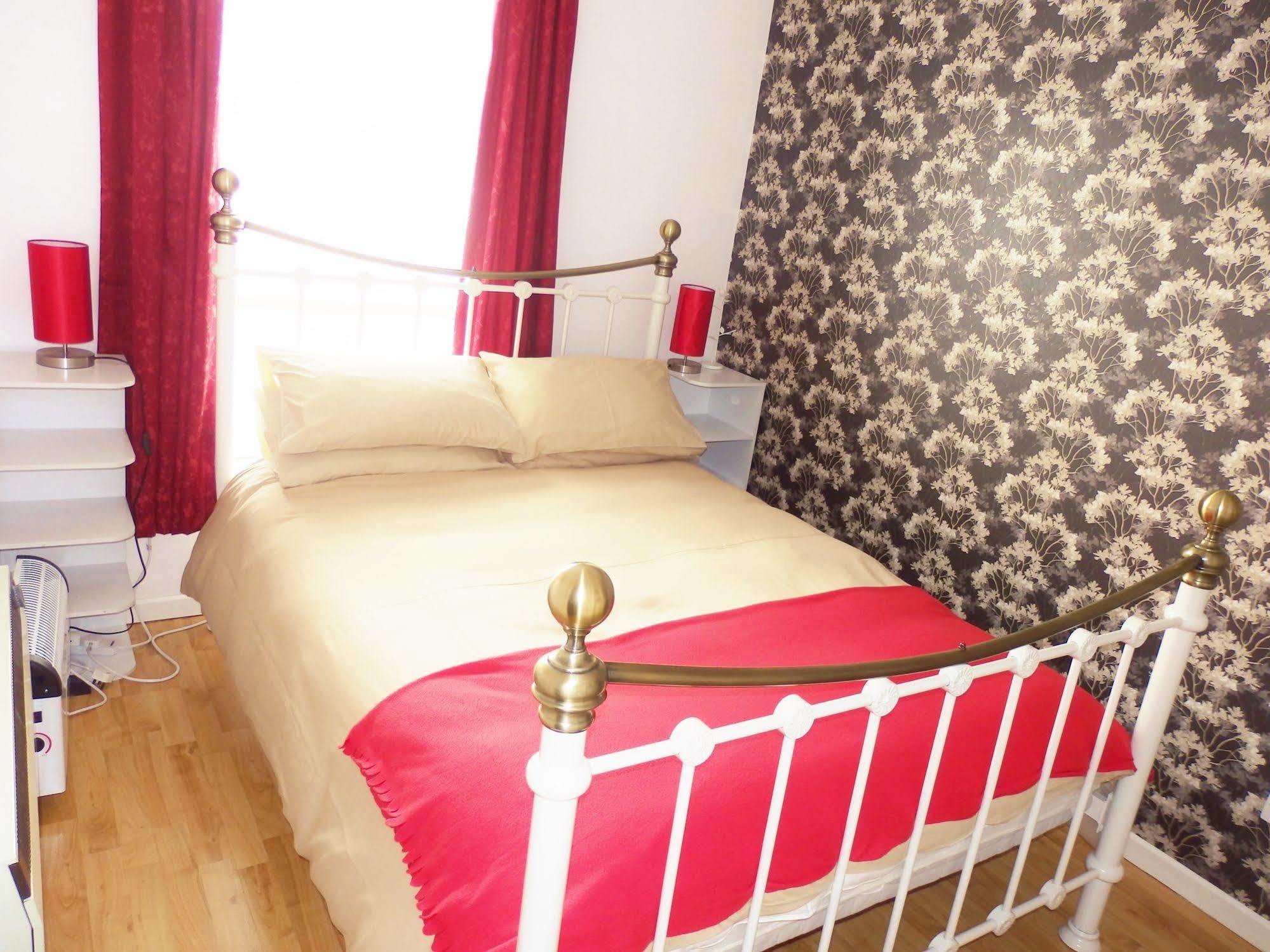 Excellent Location - City Centre - Parking - 4 Beds -2 Bedrooms Belfast Eksteriør billede